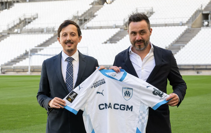 Pablo Longria et Roberto De Zerbi sur le terrain du stade Vélodrome avec le maillot de l’OM 