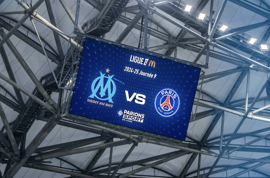 Panneau d’affichage au Stade Vélodrome avec Marseille VS Paris en Ligue 1 avant le match