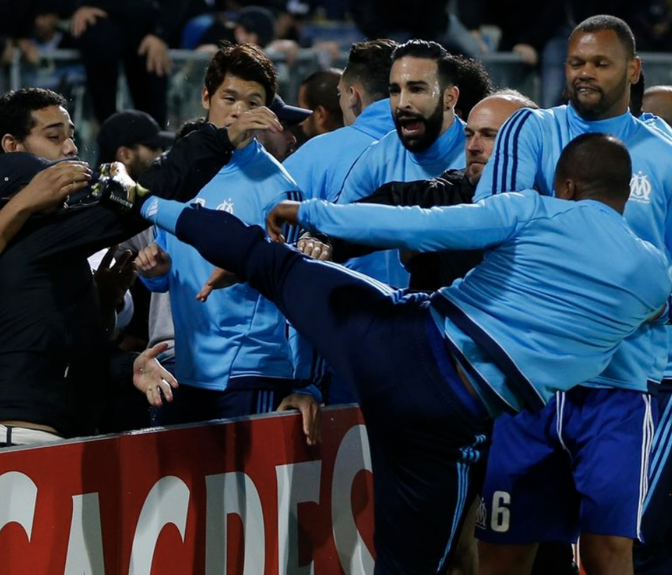 Patrice Evra donne un coup de pied dans la tête d’un supporter avec l’Olympique de Marseille à la suite d’un match de football