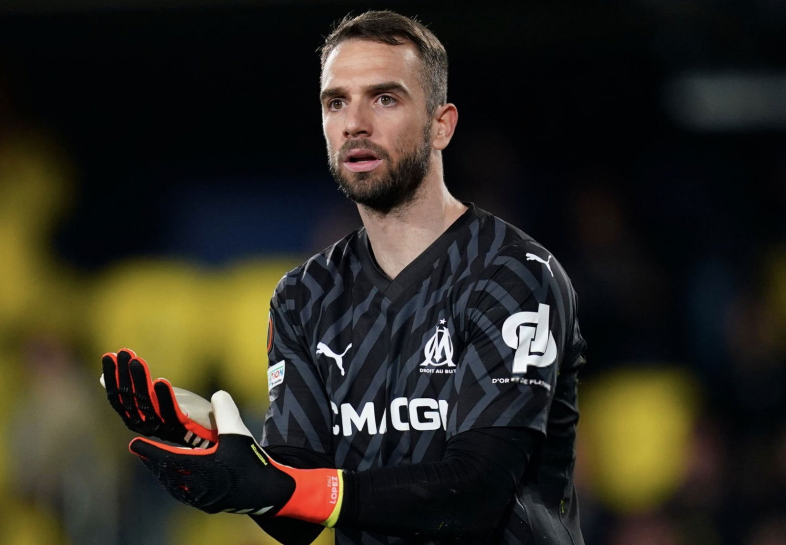 Pau Lopez qui remet ses gants contre Benfica