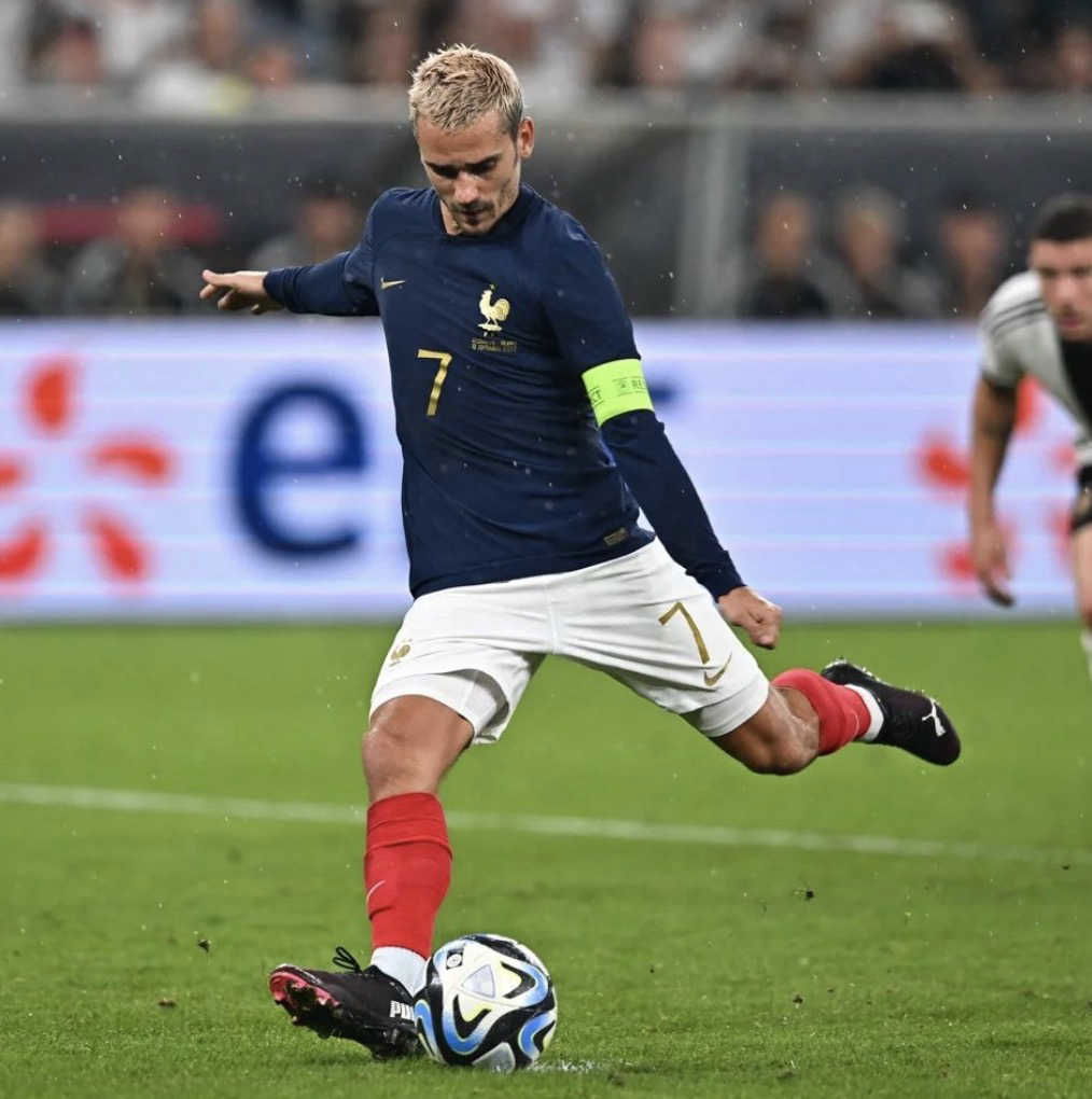 Pénalty frappé et marqué par Antoine Griezmann contre l’Allemagne en match amical