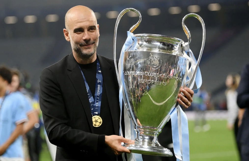 Pep Guardiola avec le trophée de la Ligue des Champions remporté avec Manchester City