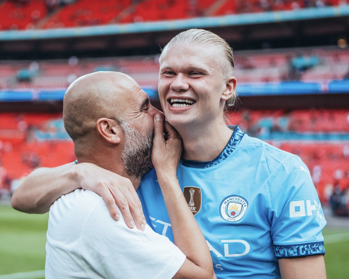 Pep Guardiola et Erling Haaland complices à la fin d’un match de Premier League avec Manchester City