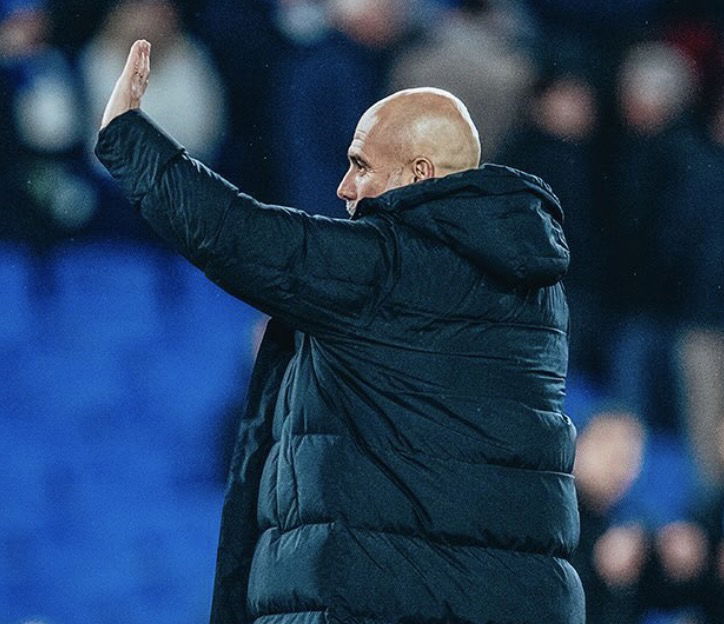 Pep Guardiola qui remercie les fans de manchester city après la victoire face à Brighton