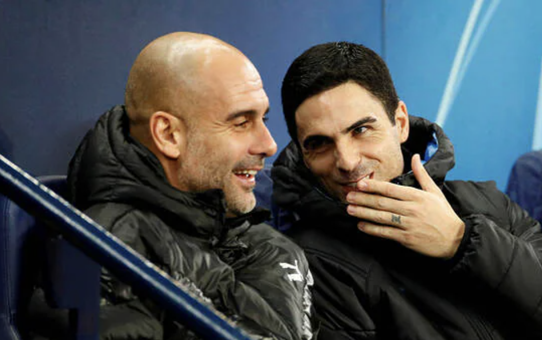 Pep Guardiola qui rigole accompagné de Mikel Arteta qui sourit aussi sur le banc de Manchester City