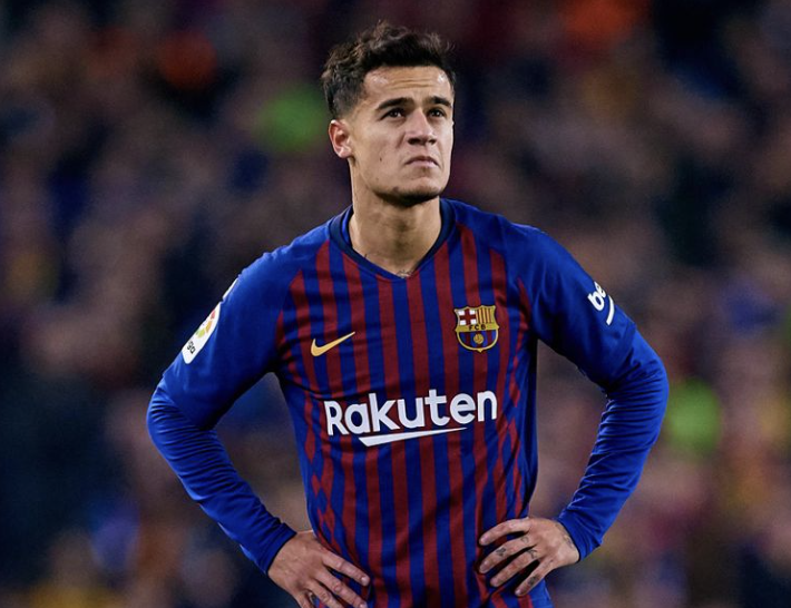 Philippe Coutinho les bras croisés à la fin du match après sa défaite avec le FC Barcelone