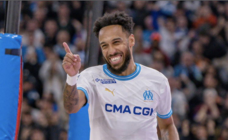 Aubameyang laisse planer le mystère sur son futur à l'OM