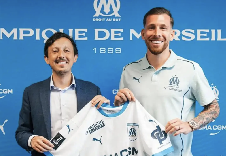 Pierre-Emile Højbjerg avec Pablo Longoria qui présente son nouveau maillot lors sa signature au à l’Olympique de Marseille