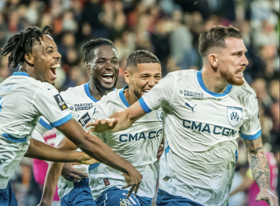 Pierre-Emile Højbjerg célèbre son but avec les autres joueurs de Marseille face à Montpellier en Ligue 1