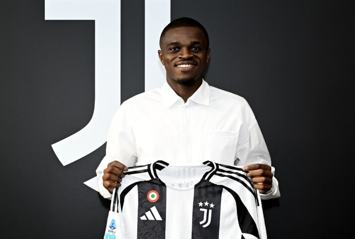 Pierre Kalulu avec son nouveau maillot de la Juventus de Turin dans des mains