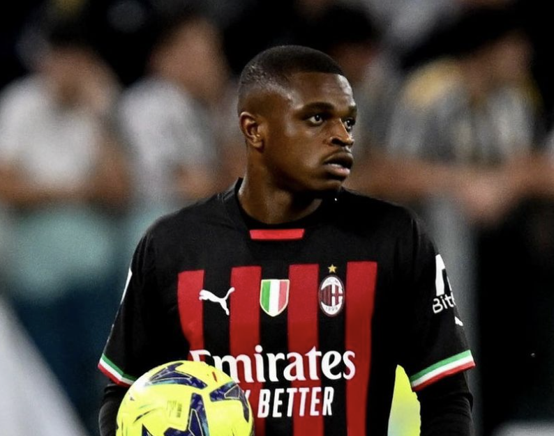 Pierre Kalulu qui fait une touche à l’AC Milan