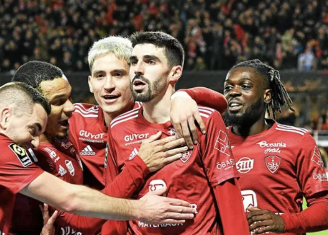 Pierre Lees-Melou célèbre son but avec Brest face au Bayer Leverkusen en ligue des champions