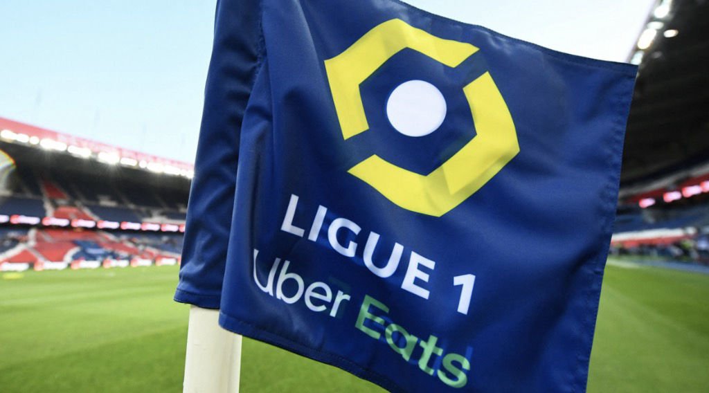 Poteau de corner avec le logo Ligue 1 au Parc des princes