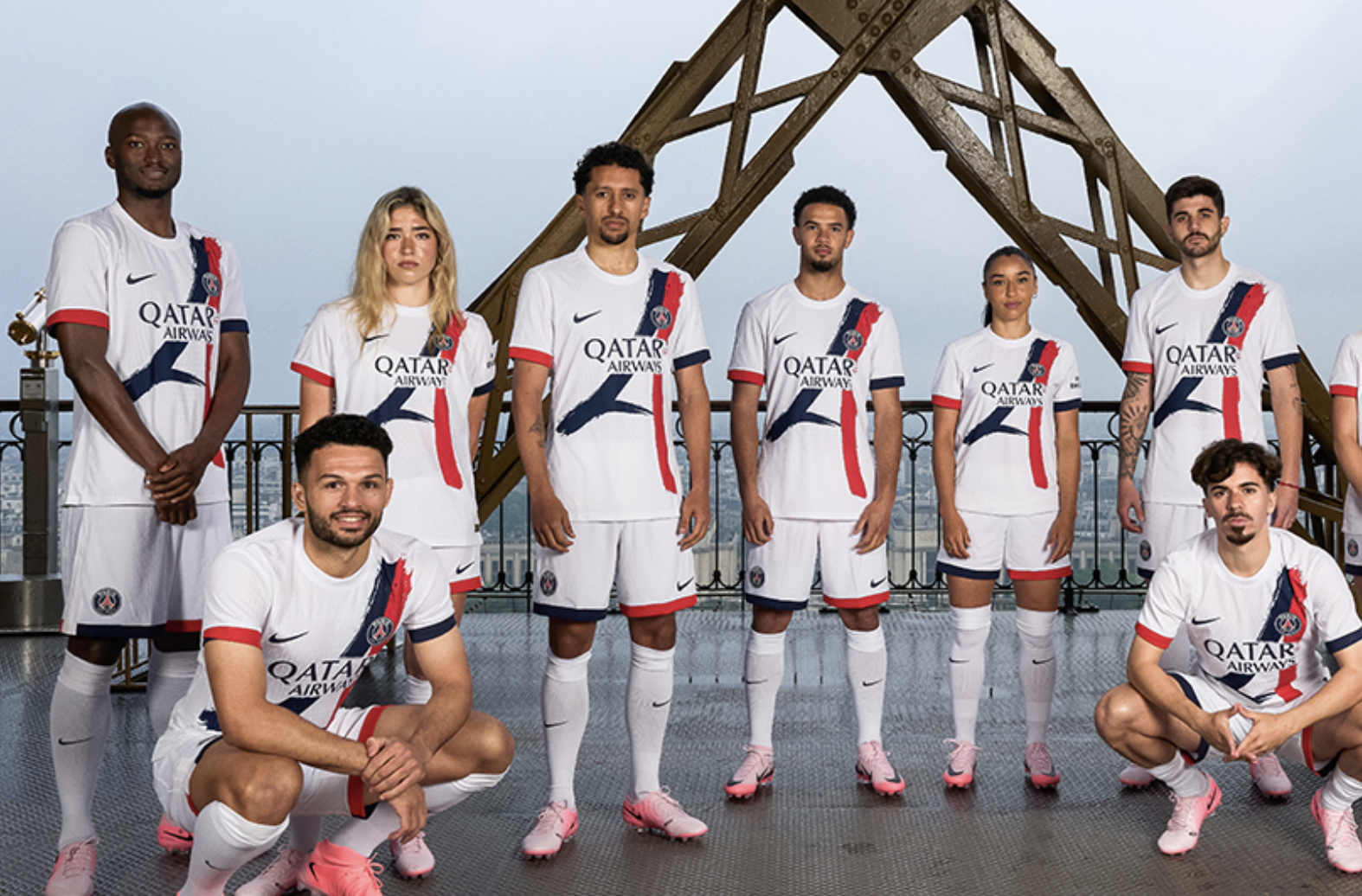 Présentation du nouveau maillot extérieur du PSG pour la saison 2024 2025 devant la tour eiffel 