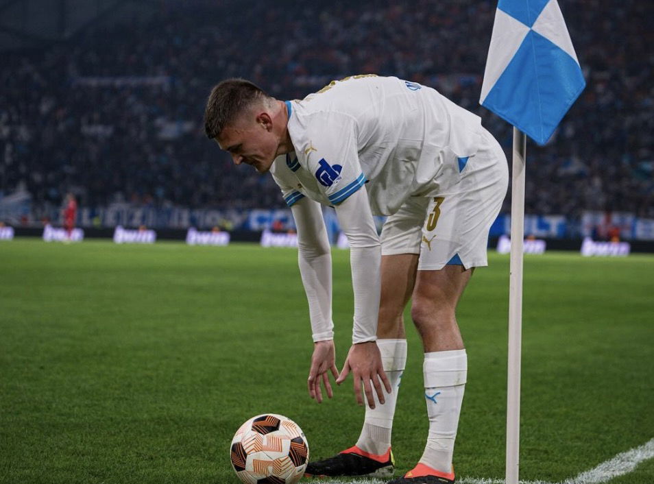 Quentin Merlin qui s’apprête à tirer un corner avec l’Olympique de Marseille