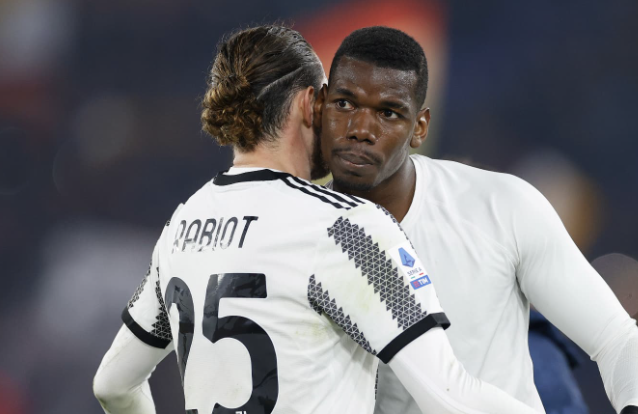 Rabiot et Pogba se font un calin après un match de la Juventus