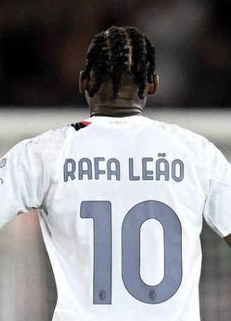 Rafael Leão de dos avec son numéro 10 à l’AC Milan