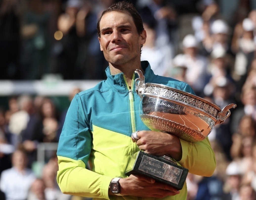 Rafael Nadal avec le trophée du gagnant de Roland Garros : tournoi de tennis 