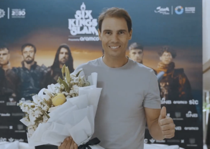 Rafael Nadal avec un bouquet de fleur au Six Kings Slam