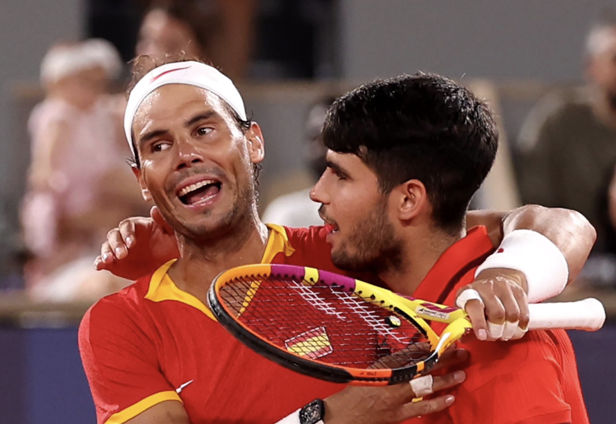 Rafael Nadal et Carlos Alcaraz se prennent dans les bras après leur victoire en double avec l’Espagne aux Jeux Olympiques 2024