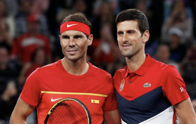 Rafael Nadal et Novak Djokovic prennent une photo avant un match opposant l’Espagne à la Serbie au tennis