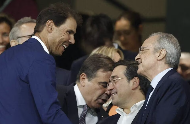 Rafael Nadal serre la main du président du Real Madrid dans les tribunes du club