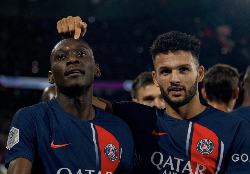 Randal Kolo Muani célèbre son but au PSG avec Gonçalo Ramos 13 août 2024