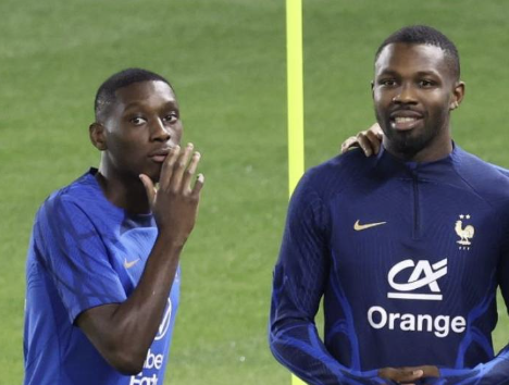 Randal Kolo Muani et Marcus Thuram lors d’un entraînement avec l’équipe de France de football