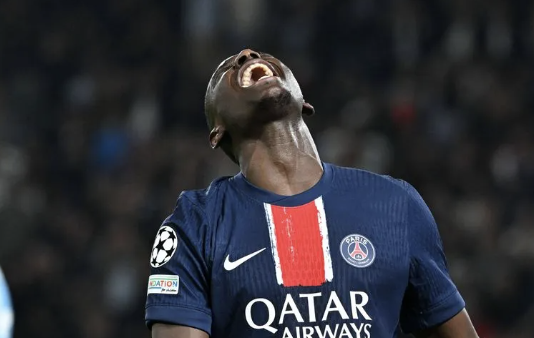 Randal Kolo Muani hurle après une occasion manquée avec le Paris Saint-Germain en Ligue 1