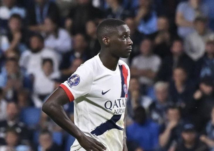 Randal Kolo Muani qui s’apprête à tirer un pénalty face au Havre avec le PSG en Ligue 1