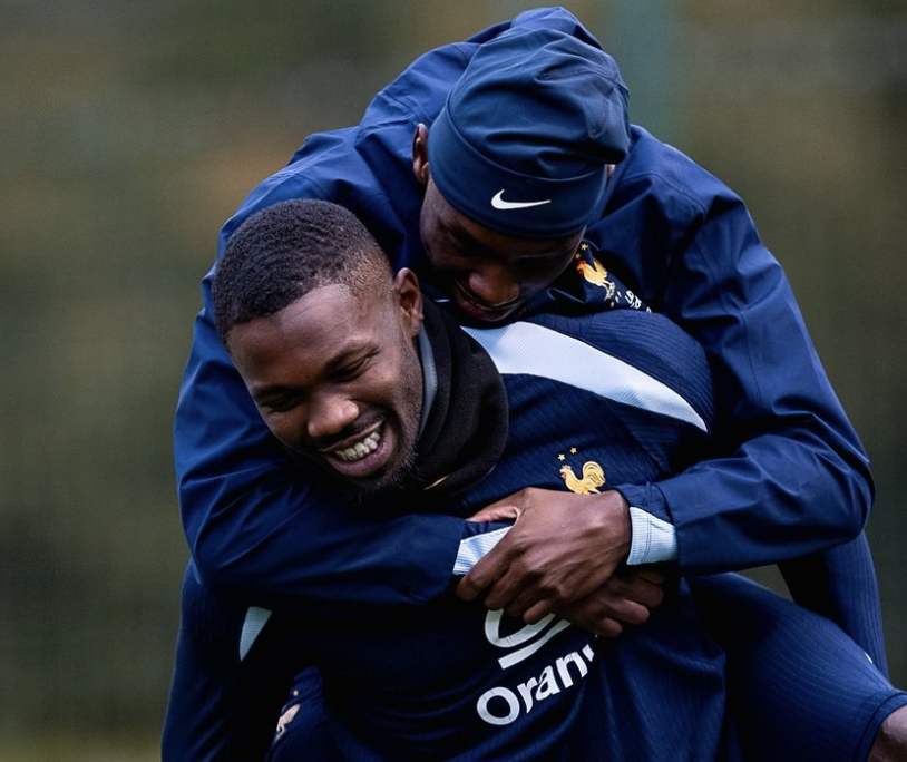 Randal Kolo Muani saute sur Marcus Thuram pour faire un câlin pendant l’entraînement de l’équipe de France