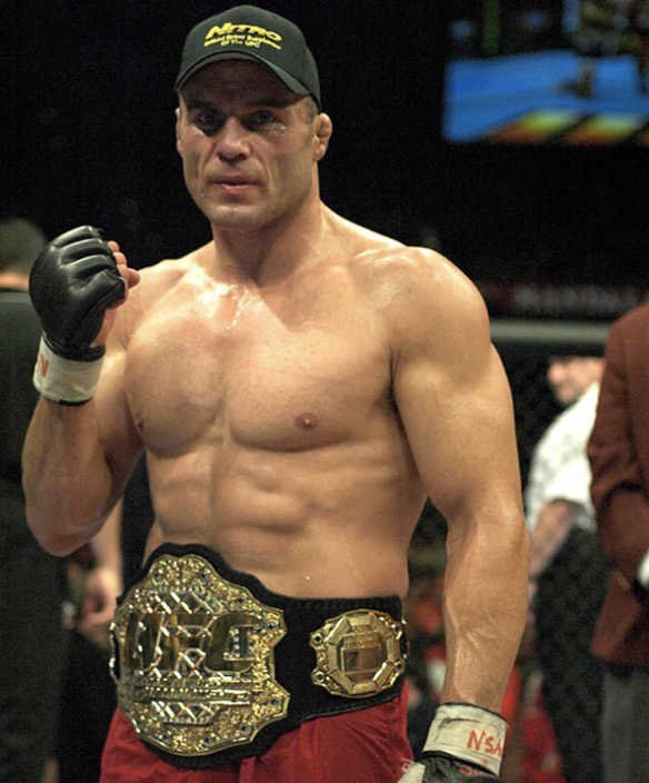Randy Couture avec sa ceinture de l’UFC