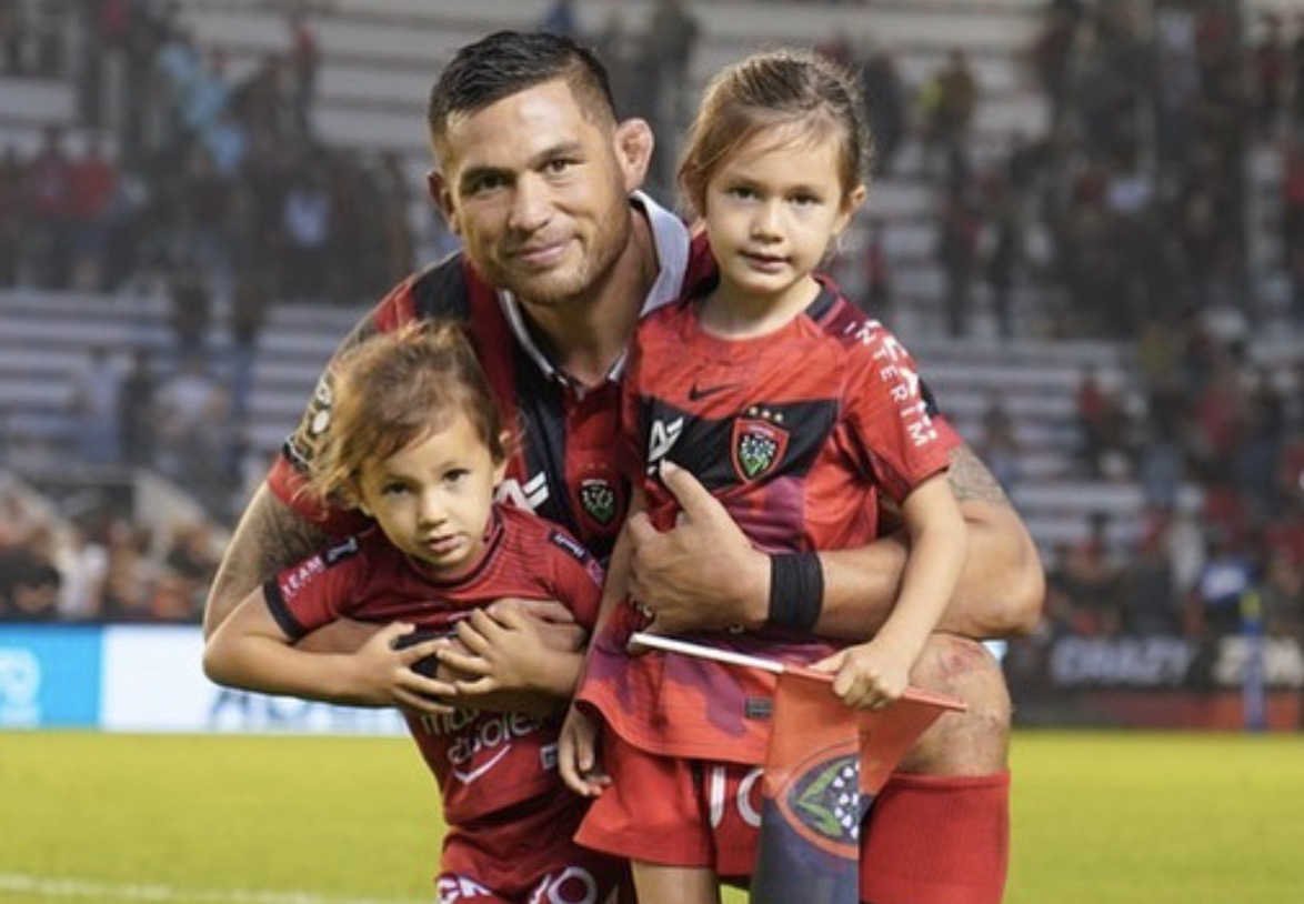 Raphaël Lakafia avec ses enfants après un match avec Toulon 