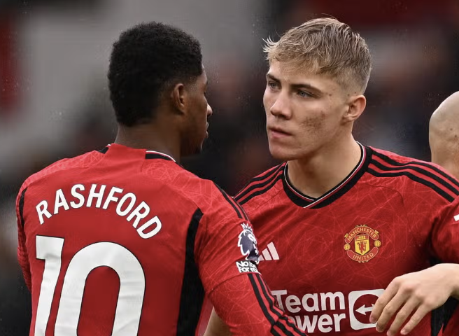 Rashford et Hojlund s’encouragent avant un match de Premier League avec Manchester United