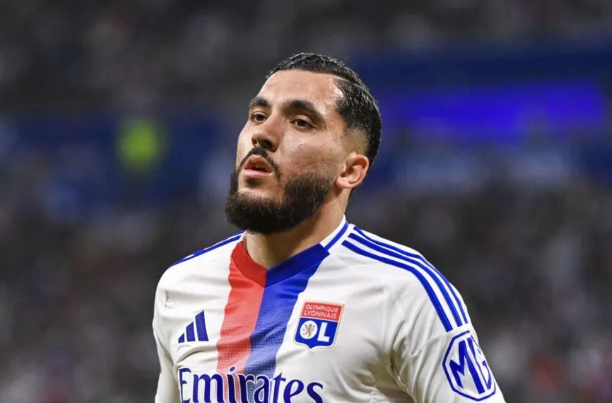 Rayan Cherki déçu pendant un match avec l’Olympique Lyonnais en Ligue 1