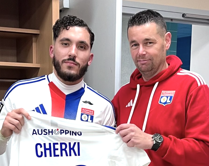 Rayan Cherki montre son maillot avec son entraîneur Pierre Sage à l’Olympique Lyonnais