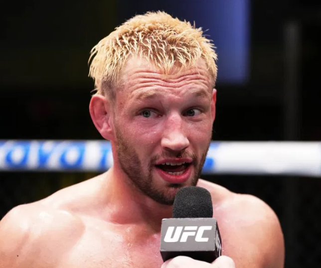 Reinier De Ridder au micro de l’UFC après une victoire en MMA