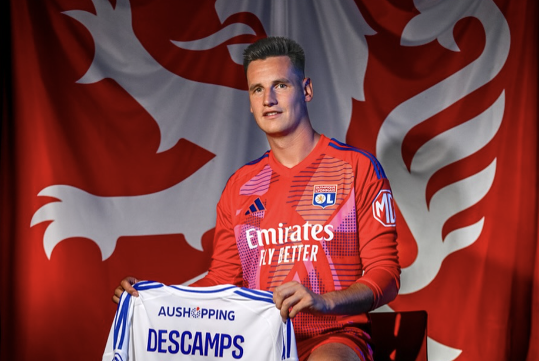 Rémy Descamps avec son nouveau maillot de l’Olympique Lyonnais à sa signature