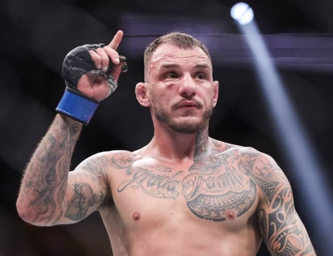 Renato Moicano lève son doigt au ciel après sa victoire à l’UFC