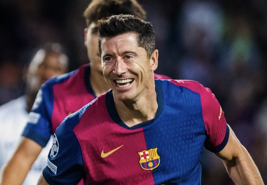 Robert Lewandowski avec le sourire après son but en Ligue des champions face aux Young Boys avec le FC Barcelone