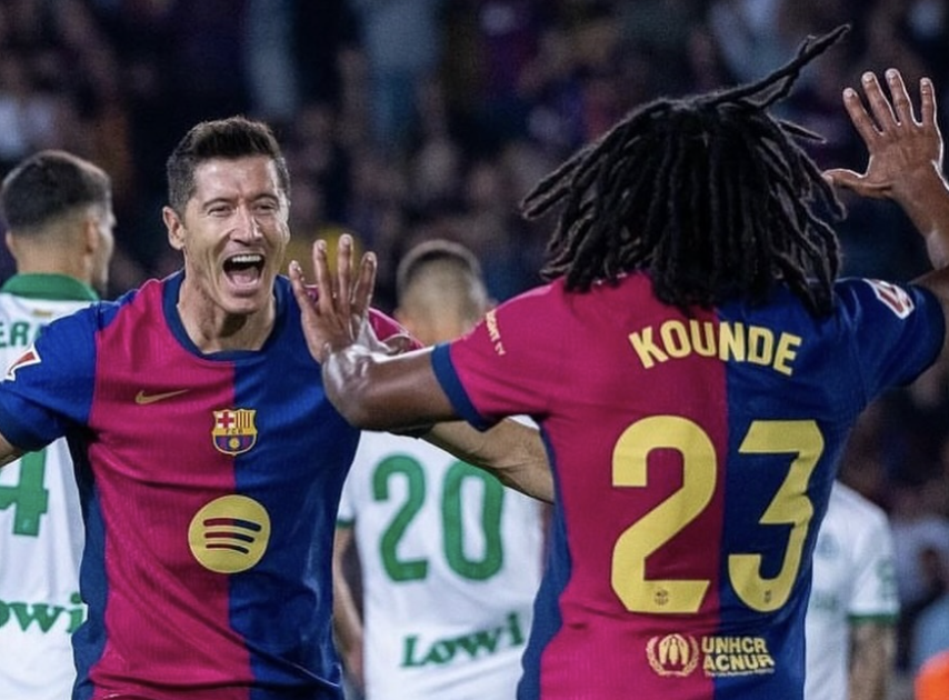 Robert Lewandowski et Jules Koundé célèbre la victoire du Barça face au Bétis Séville en Laliga