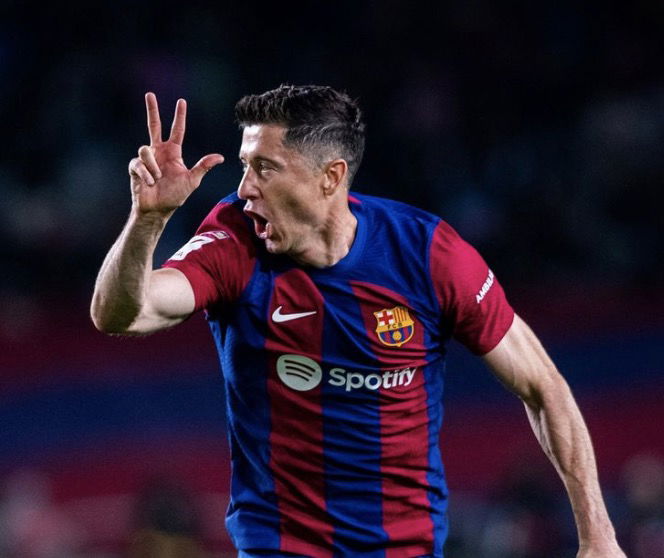 Le Barça renverse Valence avec un triplé de Lewandowski