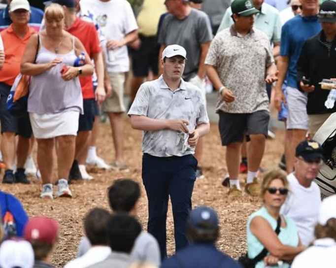 Robert MacIntyre pendant un tournoid de Golf à la pause 