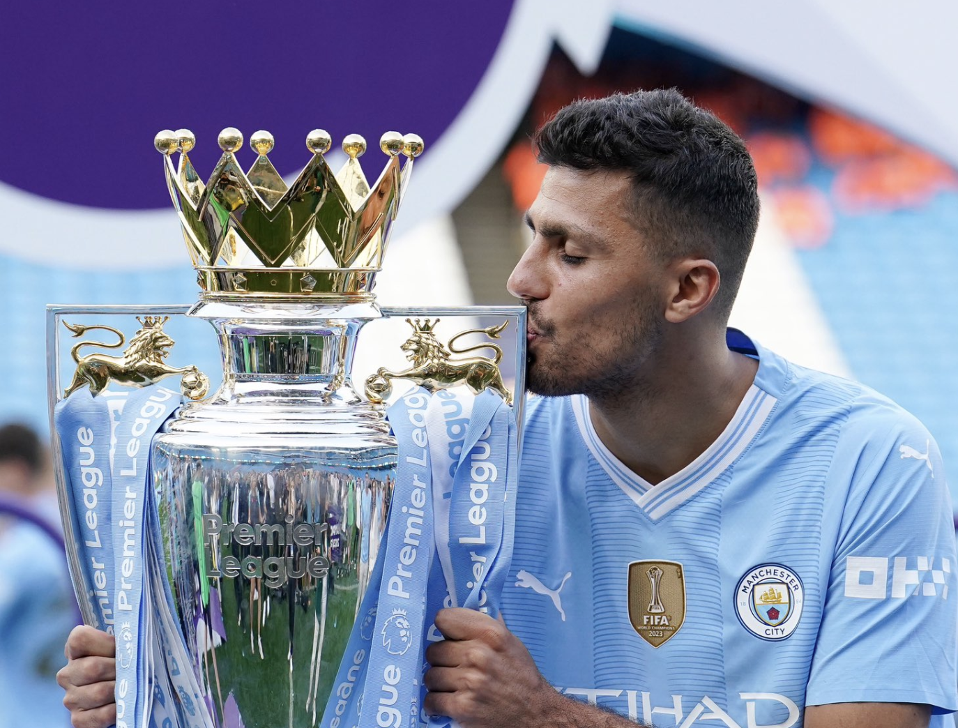 Rodri embrasse la premier league après l’avoir remporté avec Manchester City