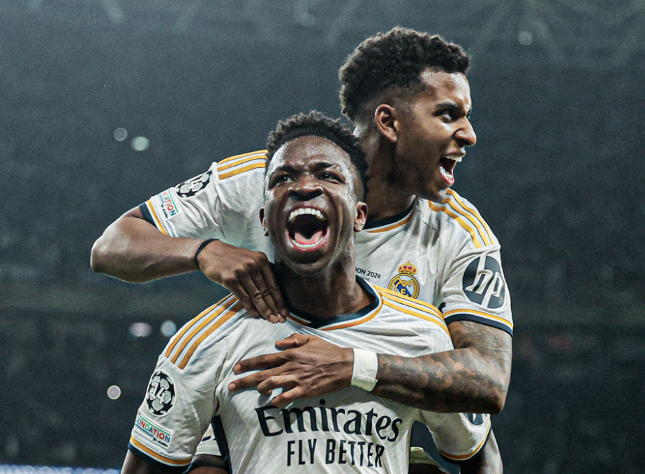 Rodrygo sur le dos de Vinicius qui exulte après un but avec le Real Madrid en ligue des champions