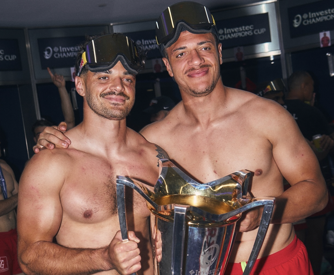 Romain Ntamack avec son frère Theo Ntamack et la Champions Cup remportée avec le Stade Toulousain