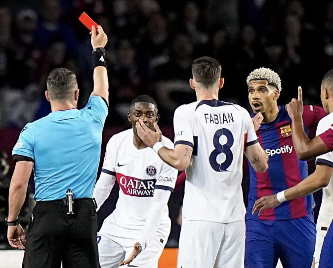 Ronald Araujo qui prend un carton rouge face au PSG en Ligue des Champions