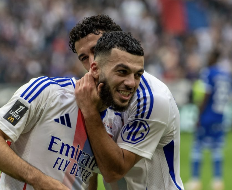 Said Benrahma félicite Georges Mikautadze après son premier but avec l’Olympique Lyonnais en Ligue 1