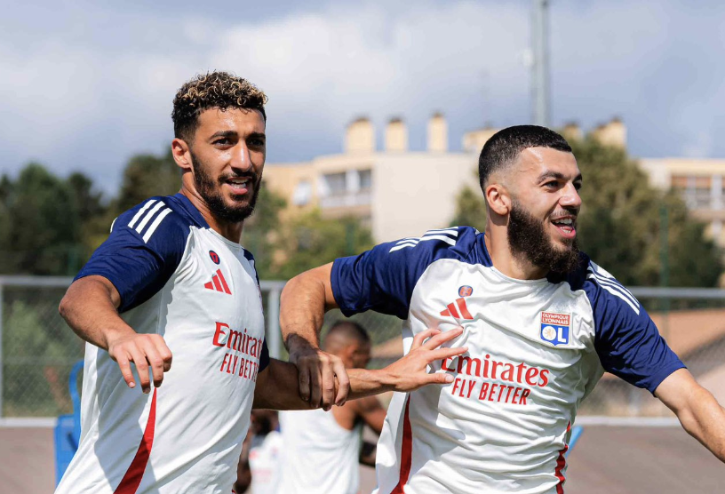 Saïd Benrahma rigole avec Georges Mikautadze lors d’un duel à l’entraînement de Lyon