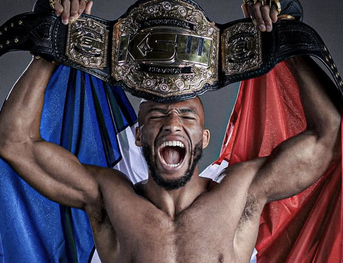 Salahdine Parnasse avec sa ceinture KSW et le drapeau français sur ses épaules